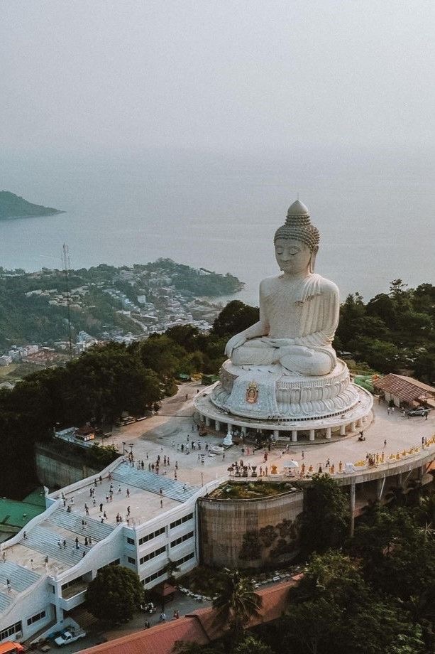 Gran Buda blanco sobre una colina frente al mar en Tailandia
